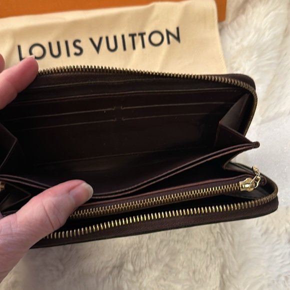 LOUIS VUITTON Amarante Authentic Zippy Patent leather  Wallet only no box /dusty - Picture 4 of 10